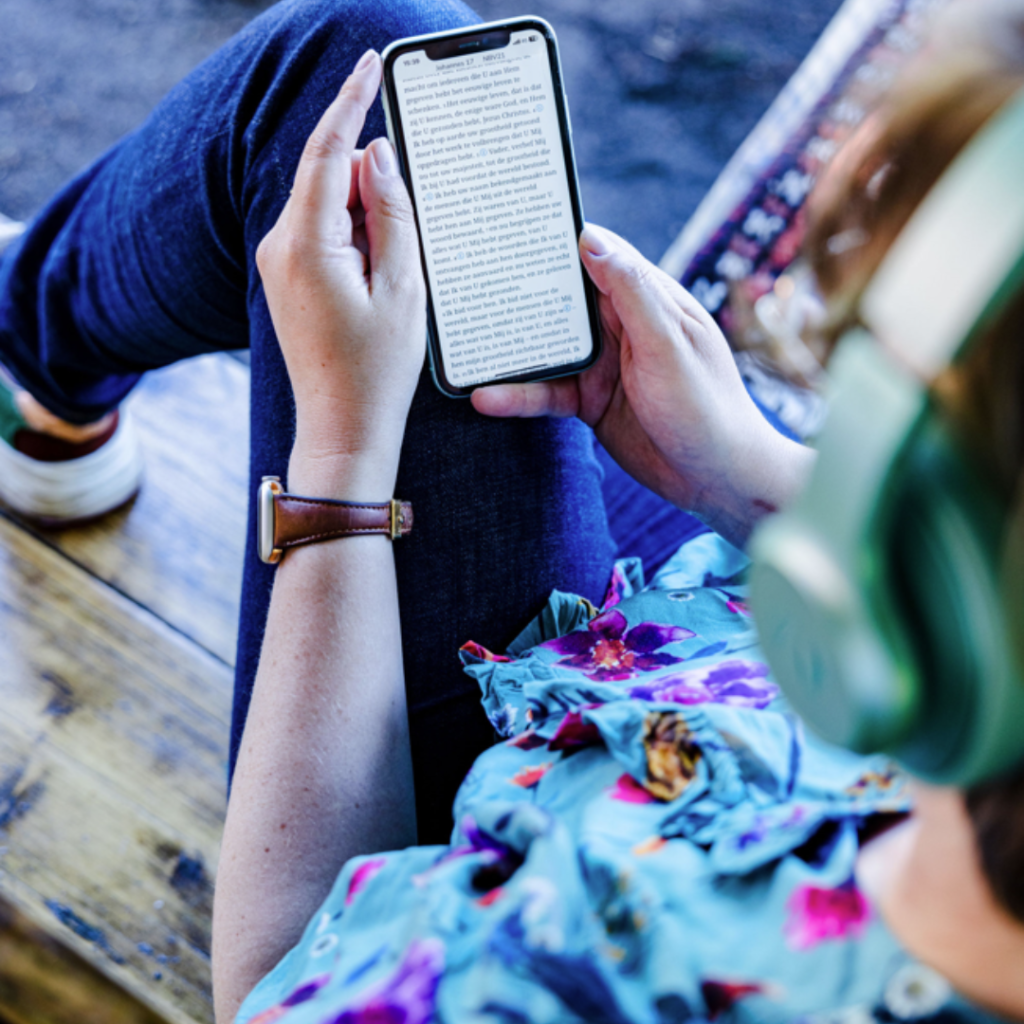 Roelien Boter Smit over de Mijn Bijbel App. Handig om alle verschillende vertalingen mee te vergelijken en meer achtergrondinformatie te ontdekken over de Bijbel