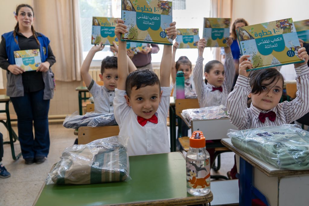 vluchtelingenkinderen in Jordanië krijgen de samenleesbijbel