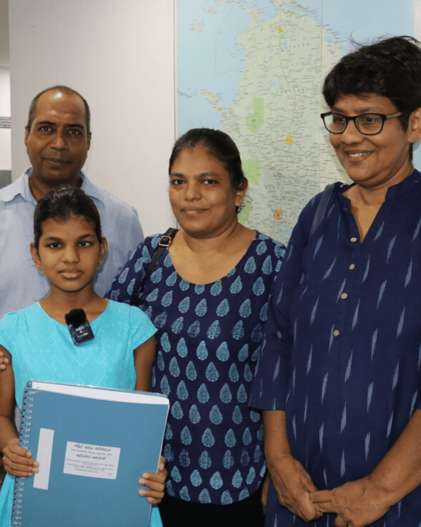 Christen in Sri Lanka krijgt Braillebijbel