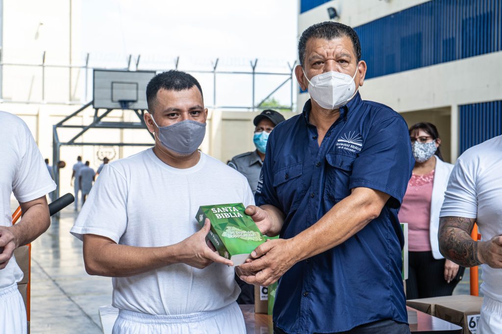 Gevangene Ricardo in El Salvador gevangenis krijgt Bijbel